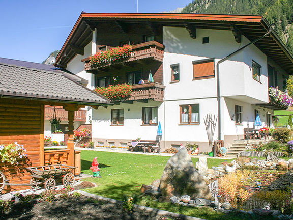 Our garden - Gästehaus Schranz
